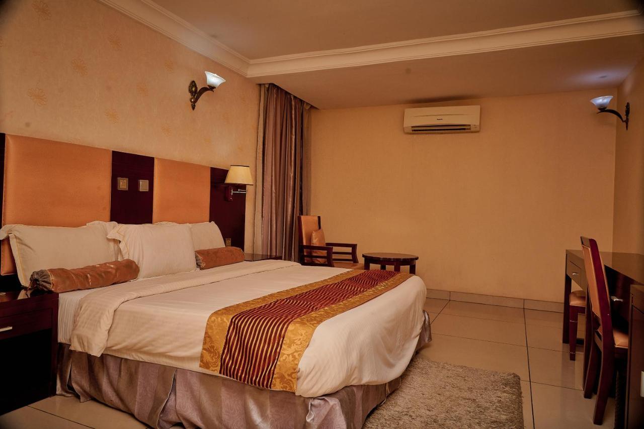 Barcelona Hotels, Abuja Mobushipe Exterior foto