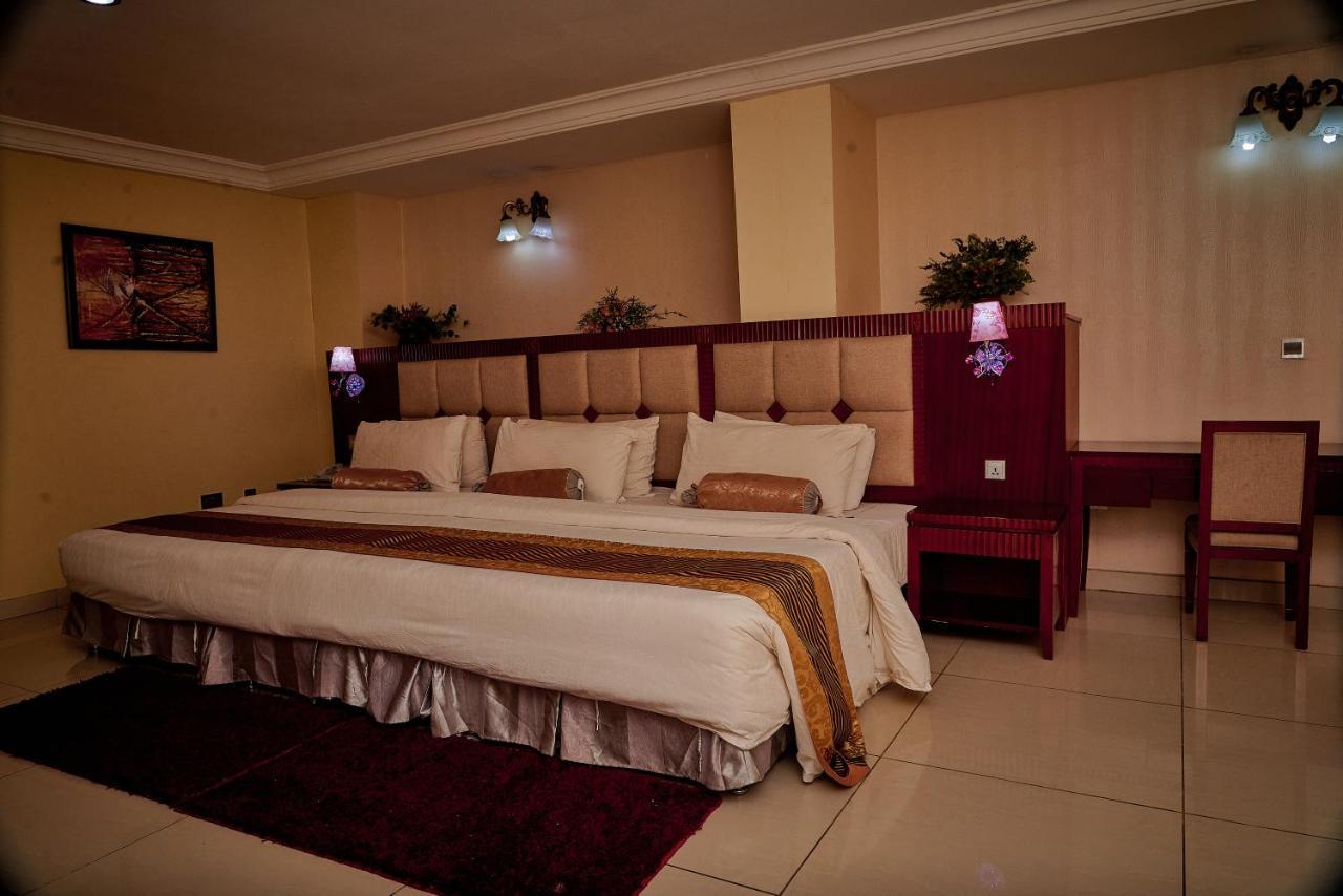 Barcelona Hotels, Abuja Mobushipe Exterior foto
